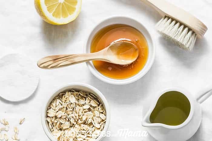 Gros plan de miel, citron, avoine, huile d'olive et pinceau pour confectionner des produits de beauté DIY 