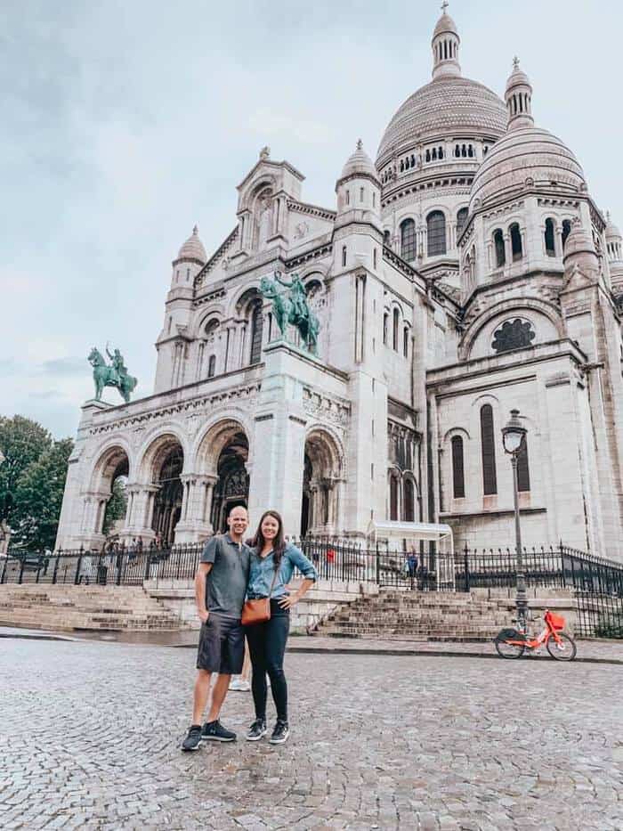 couple in front of Sacre Coeur in Paris 