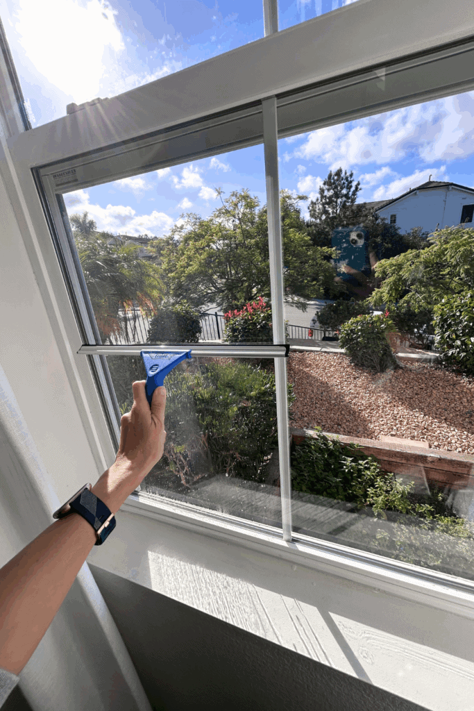 Window Slution DIY Window Washing Solution (Clean Windows Like a Pro) - Don’t Mess ...